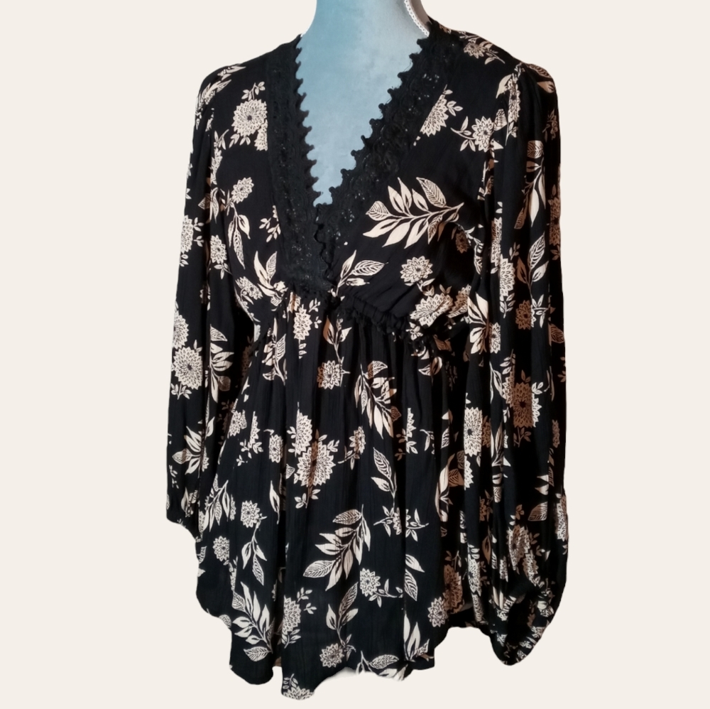 😍3/$25 Eclipse Floral Blouse